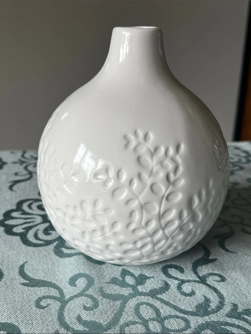 Crate&Barrel botanical leaf floral off white embossed Ceramic 5” Globe Vase